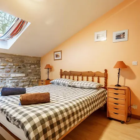 Holiday home The Coach House - Avec Piscine Partagee