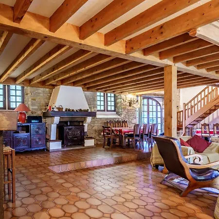 The Coach House - Avec Piscine Partagee