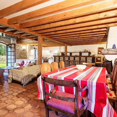 The Coach House - Avec Piscine Partagee