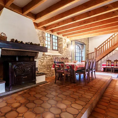Holiday home The Coach House - Avec Piscine Partagee